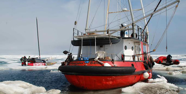 Un bateau corse hiverne dans les glaces de l'Arctique canadien
