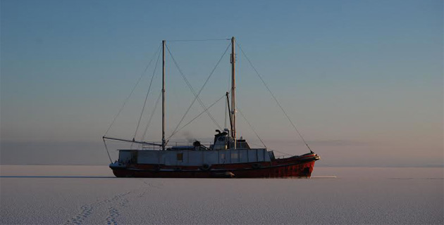 Un bateau corse hiverne dans les glaces de l'Arctique canadien