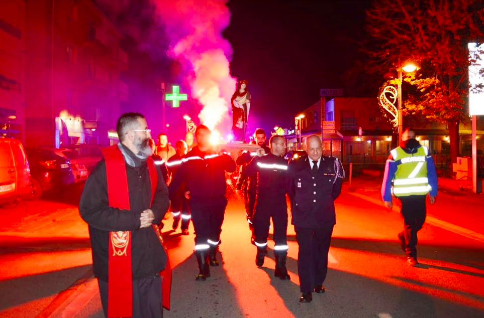 La vénérable Santa Barbara a été portée en procession par les Sapeurs-Pompiers dont elle assure la protection, et ce, depuis le Centre de Secours jusqu’au Fort