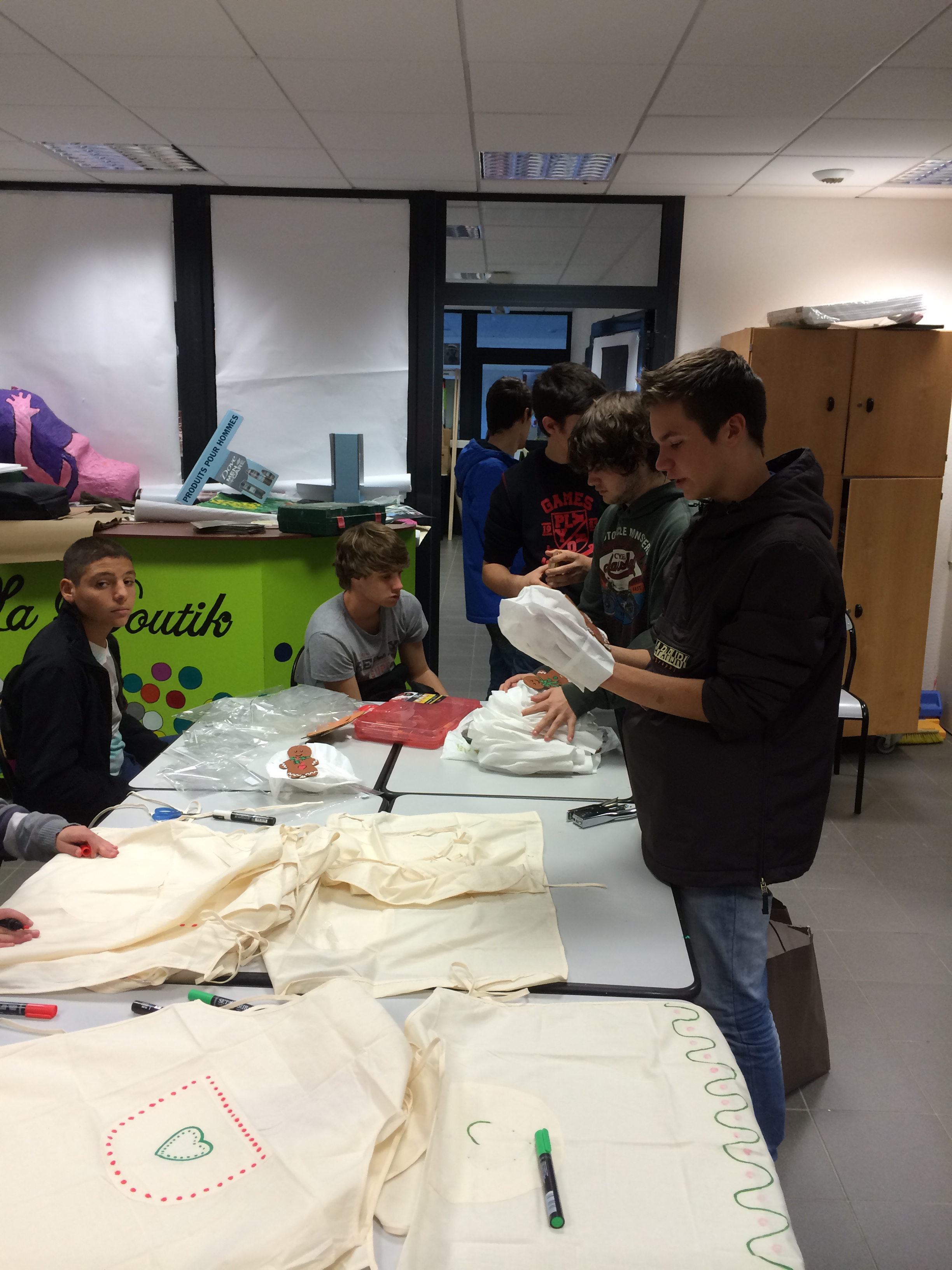 Depuis un mois, les élèves travaillent dur pour donner à la parade de Noël 2013 un lustre hors du commun. (Photo SG)