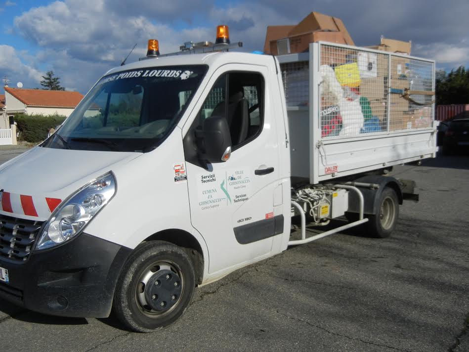 Le camion de la commune va quitter l'école Musica'avvene pour rejoindre , chargé de colis de dons, Porto Vecchio. (Photo DR).