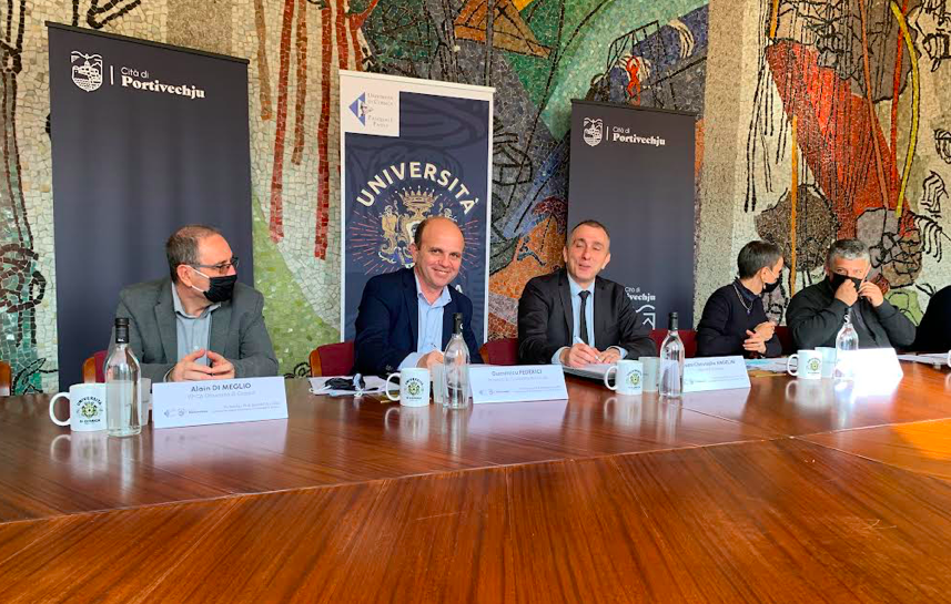 Jean-Christophe Angelini, le maire de Portivechju et le président de l'Università di Corsica Dominique Federici ont signé la convention
