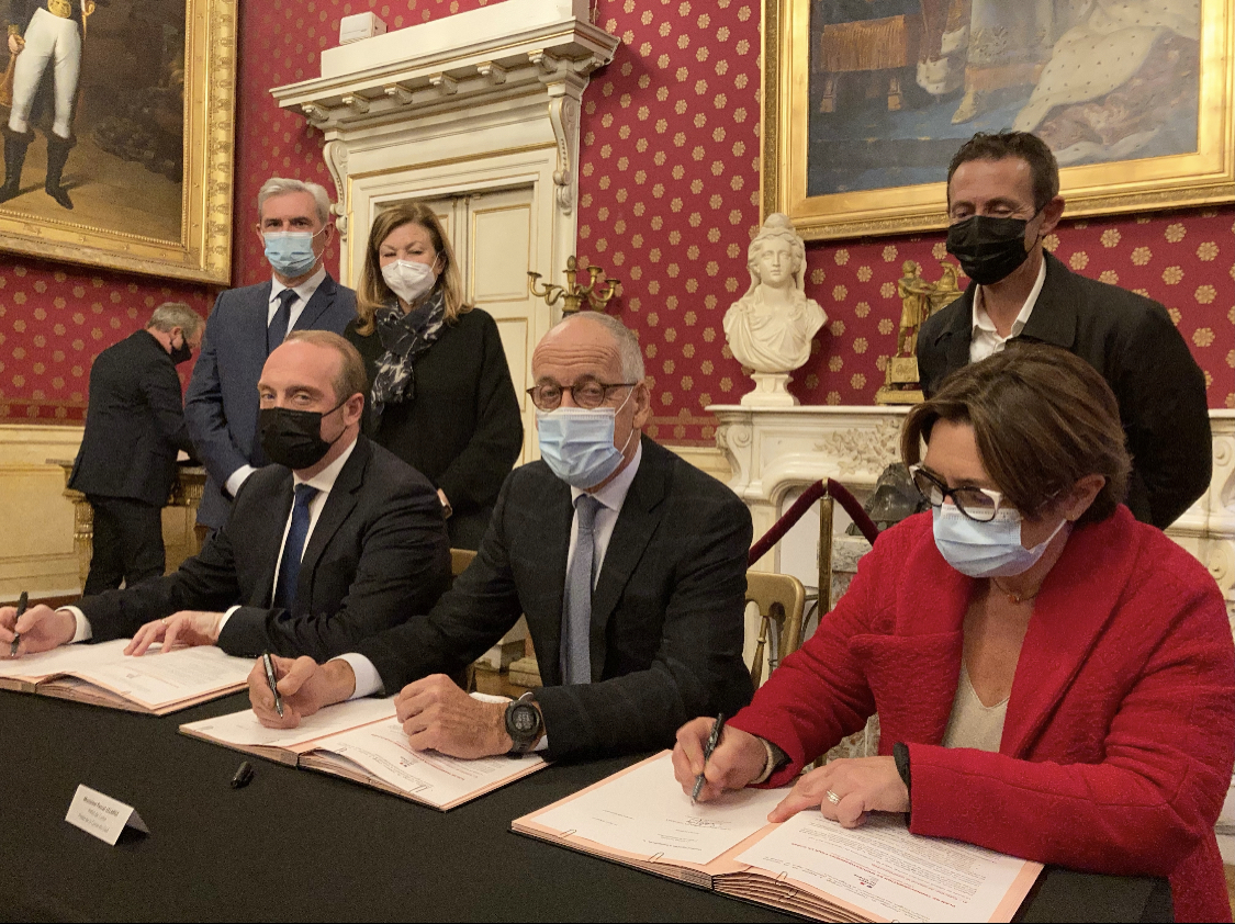 La signature ce mardi à Ajaccio. Photo Michel Luccioni