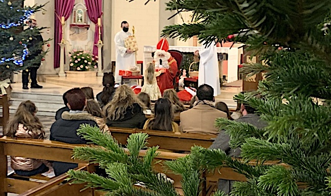 Saint Nicolas gâte les enfants à Notre-Dame de Lourdes à Bastia