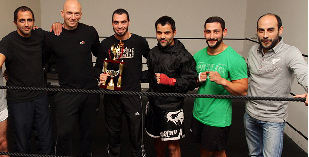 Mohammed Sanhaji entouré de ses coachs, de ses amis boxeurs et de ses sponsors remporte le trophée de champion de Corse K1 moins de 67 kilos. (Photo Stéphane Gamant).