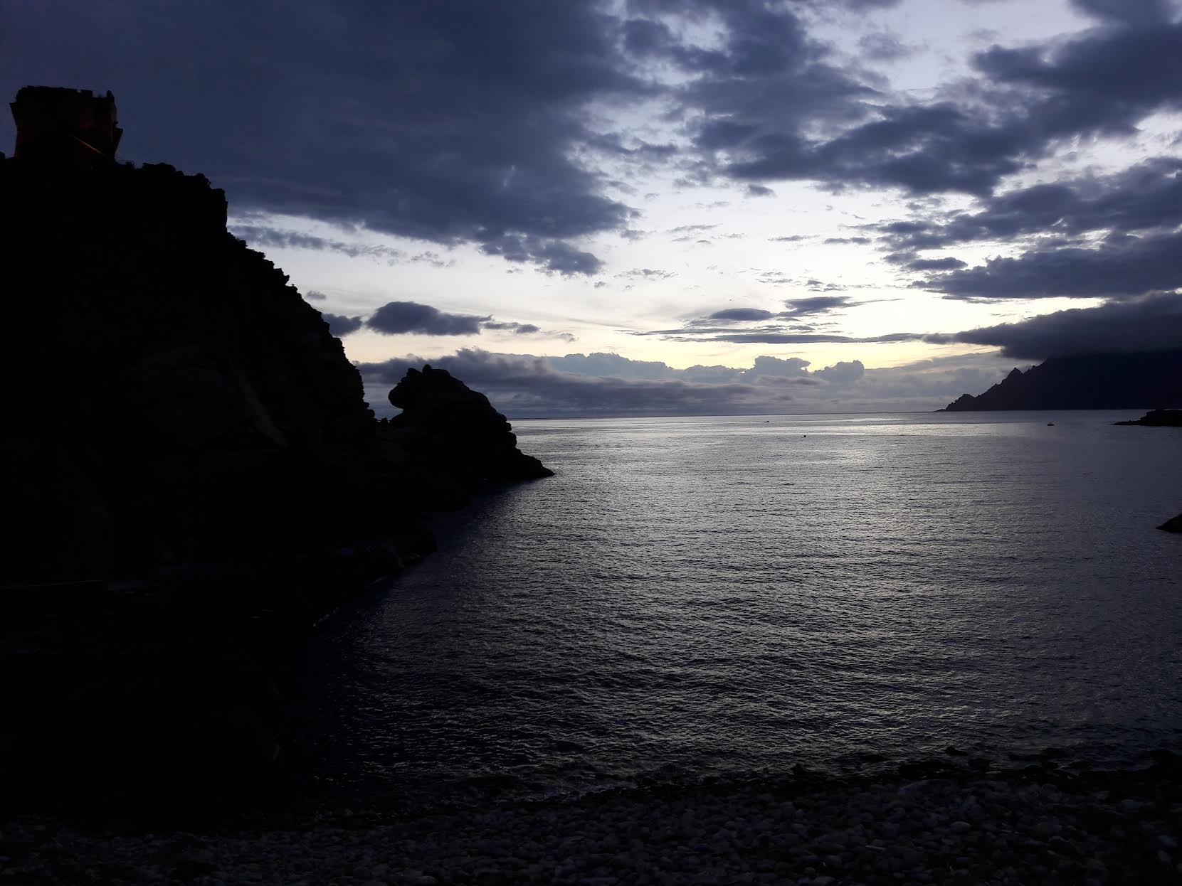 Qu'importe la saison, qu'importe le temps.   Au pied de la Tour de Porto l'horizon, la mer et le ciel brillent de leur beauté. (Thierry Estève)