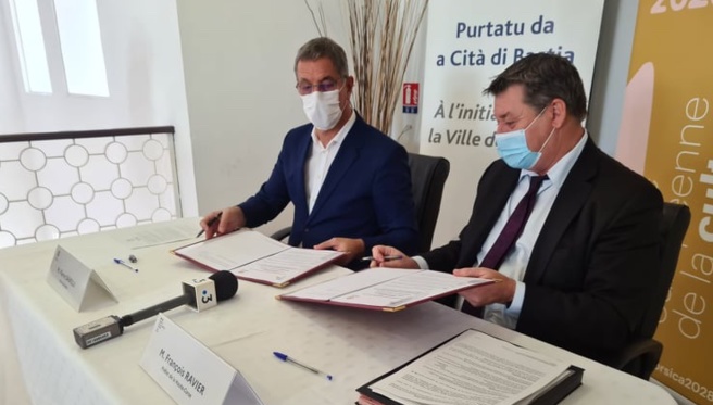 Le maire de Bastia Pierre Savelli et le préfet de Haute-Corse François Ravier ont signé ce mardi 21 décembre les contrats de projet dans le cadre du PTIC. Crédits Photo : Pierre-Manuel Pescetti