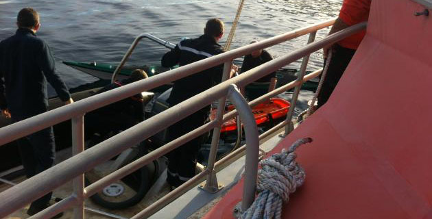 Les gendarmes à bord de la vedette de la SNSM. (Photo SNSM)