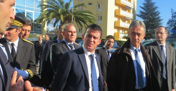 Le ministre de l'intérieur, Manuel Valls, à la caserne du groupement de gendarmerie de Haute-Corse.