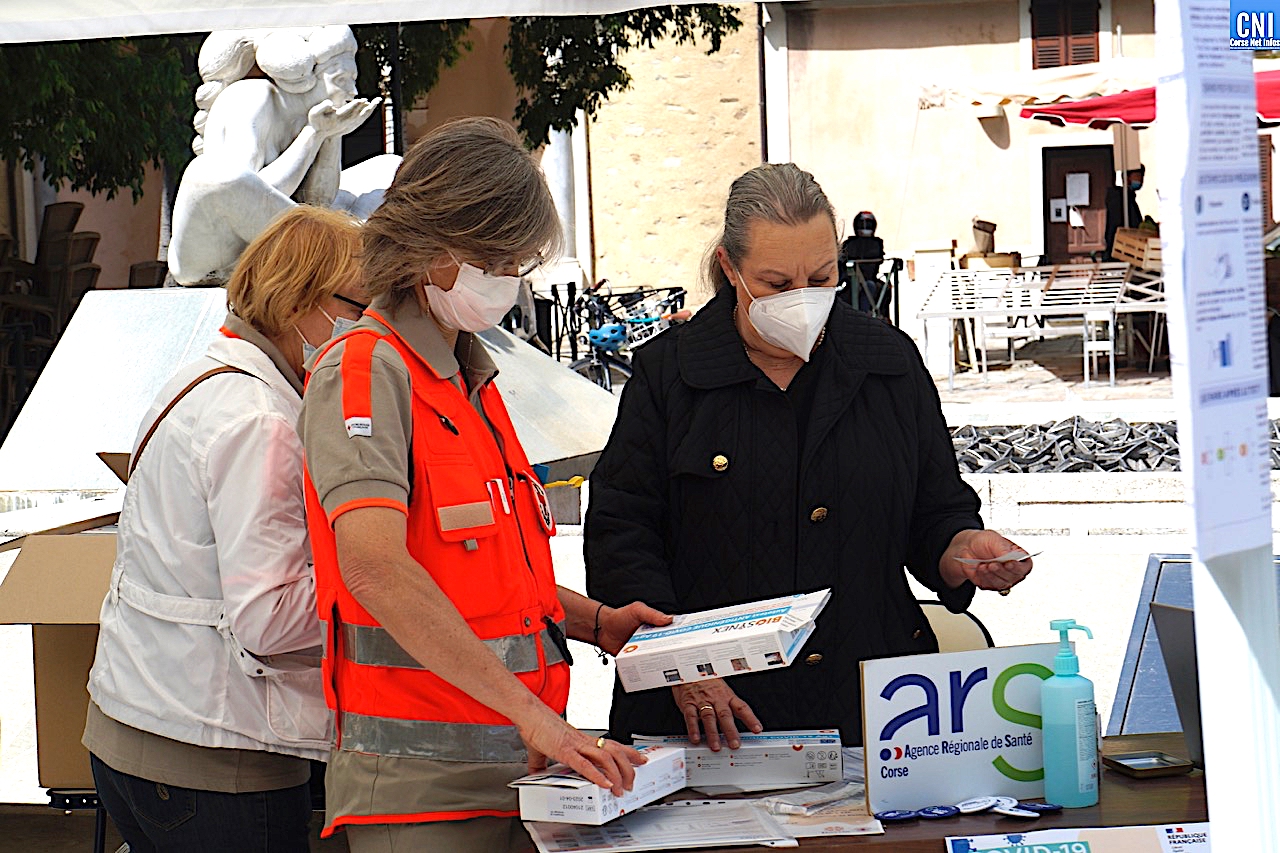 Pierrette Calendini (au centre) lors d'une opération sur le marché de Bastia (Photo Laurent Herin)