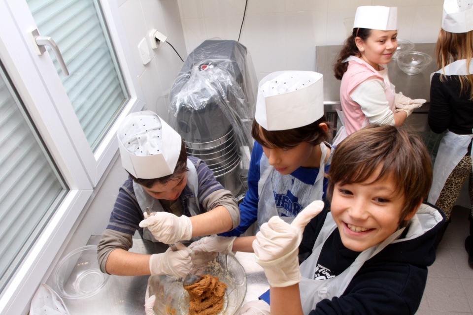 La confection du moelleux à la châtaigne a suscité un vif intérêt ches les enfants (Photo SG)