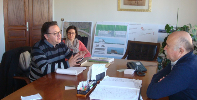 La démarche Euro Vélo expliquée par Jean Louis Achard a suscité un vif intérêt de la part du Maire de Ghisonaccia Francis Giudici. (Photo SG)
