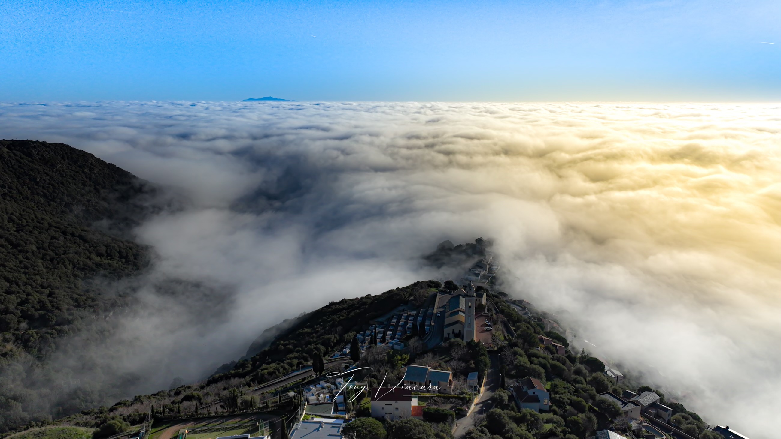 Bastia… submergée avec au loin l'Île d'Elbe !(Photos Tony Viacara)