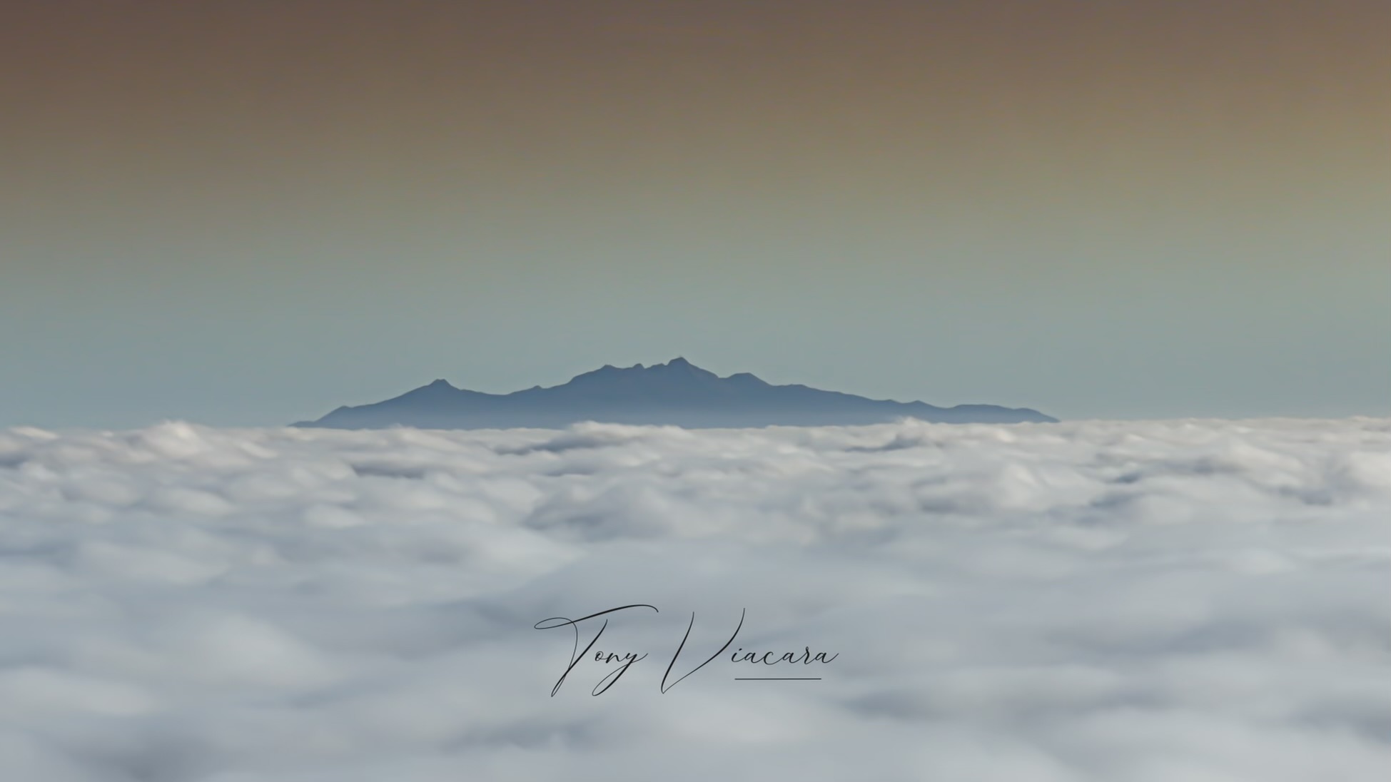 L'Île d'Elbe noyée dans une mer de nuages