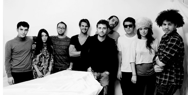 Jean-Patrick Desjobert (5è en partant de la gauche) entouré de son équipe de tournage. (Photo : DR)