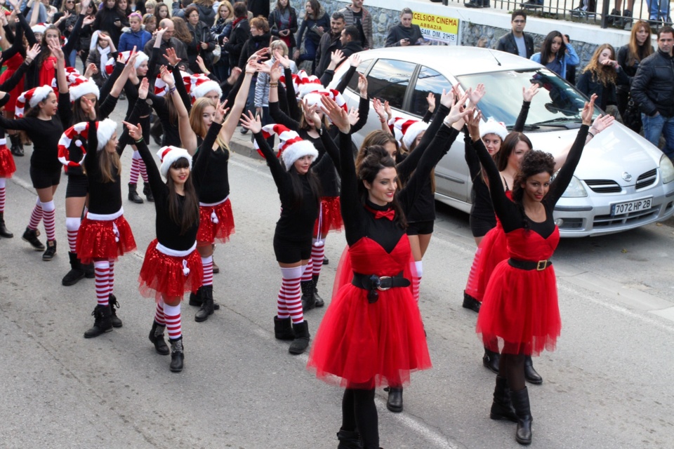 Les écoles de danse de la région ont animé cette parade en l'honneur du Père Noël (Photo SG)