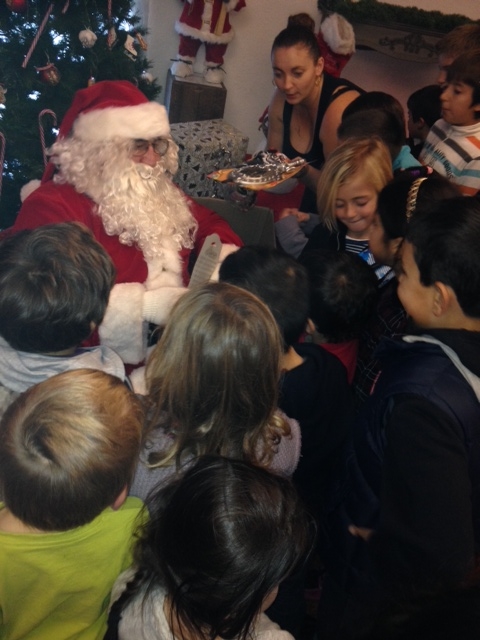 Les enfants à l'assaut du Père Noel