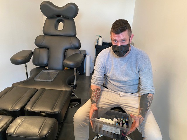 A cause de la nouvelle réglementation, Rafael devra se passer de 25 pigments pour tatouer ses clients