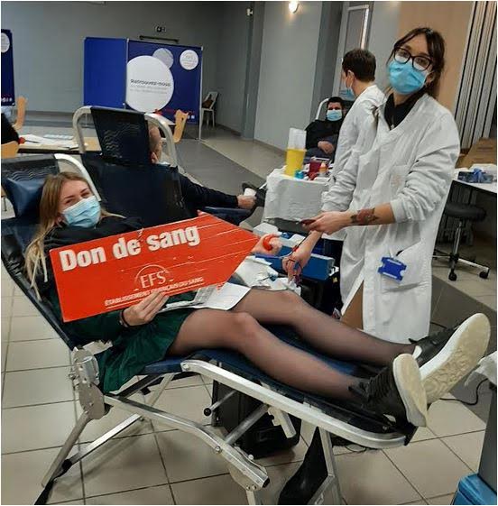 Maria Stella venue spécialement d'Aléria pour offrir son 1er Don de Sang avec l'aide de Claire, l'infirmière de l'EFS