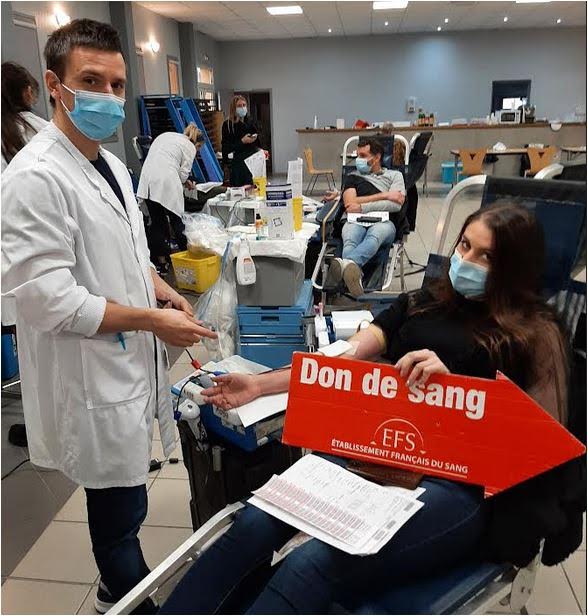 Thierry de l'EFS procède au prélèvement du tout Premier Don de Sang de Marina