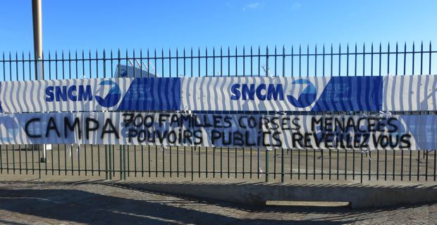 Banderole posée sur les grilles du port de Bastia.