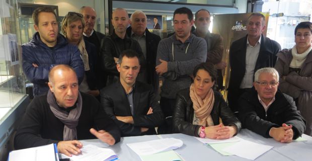 Gilles Simeoni, leader d’Inseme per Bastia et candidat aux élections municipales de mars 2014, entouré de dirigeants et de spécialistes sportifs.