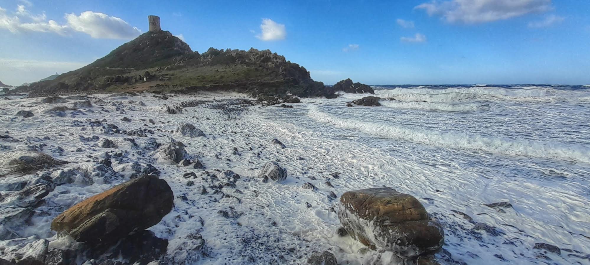 La neige aux Sanguinaires ? Non l'écume des vagues de la Méditerranée poussées par levent (Pascal Le Dervouet)