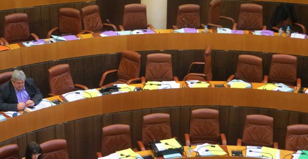 Les bancs de l'opposition désertés.