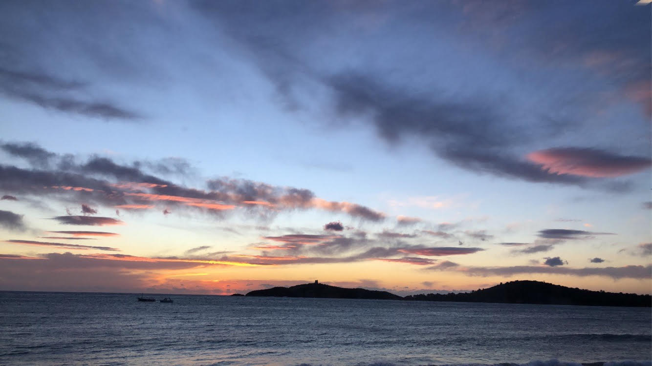 La tour génoise de Pinarellu, perchée au sommet de l’Isula di Corsi, point de vue qui servait à défendre le golfe des invasions, contrastant avec ce ciel coloré d’un mardi matin, aux alentours de 7h30 (Elsa Tramini)
