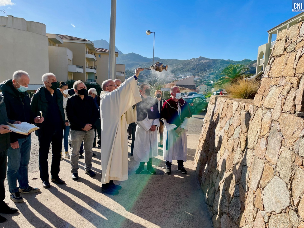 Ce mercredi matin, la nouvelle croix du Calvaire a reçu la bénédiction de l'archiprêtre Ange-Michel Valery, accompagné des confrères de Calvi, du maire et élus municipaux.
