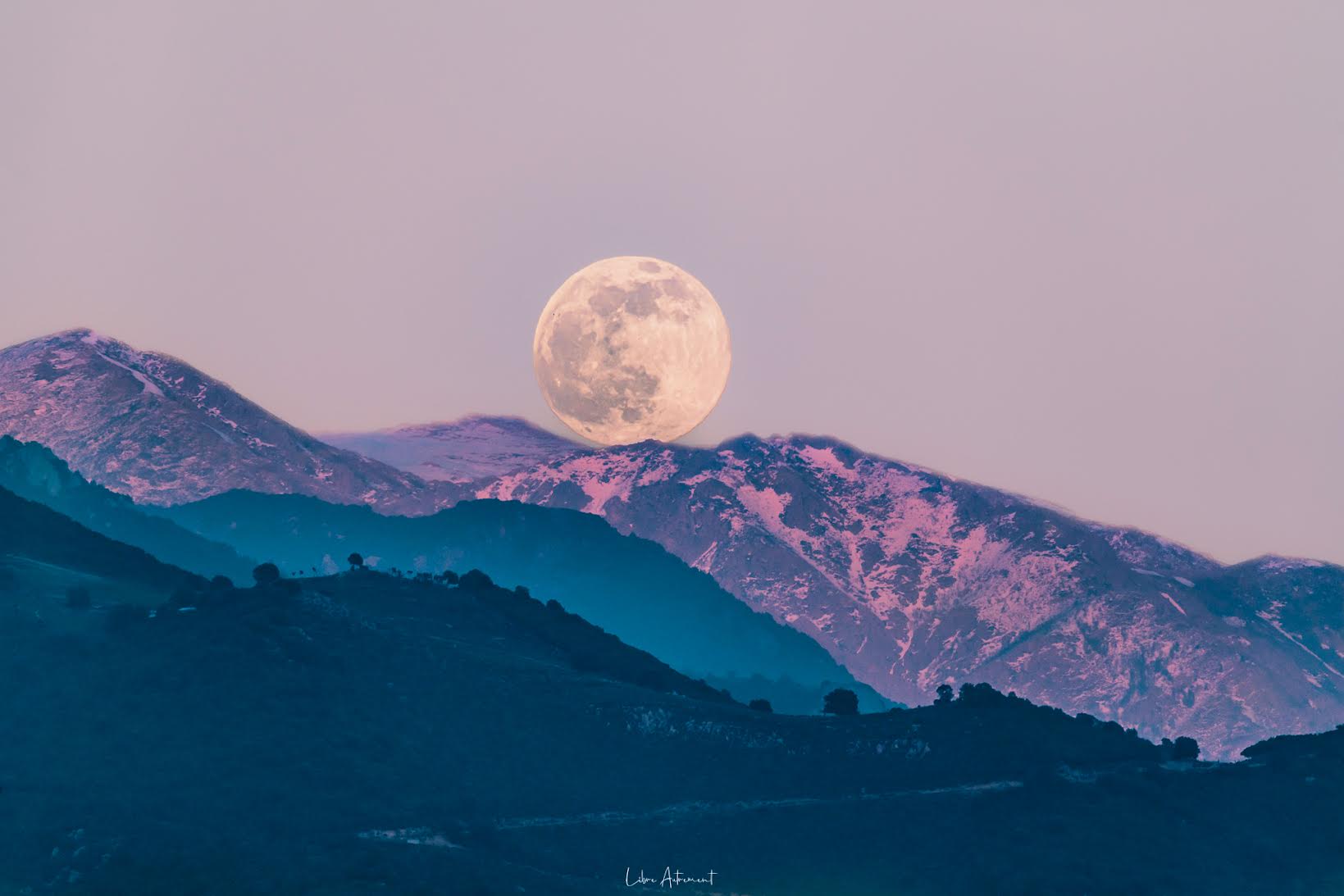 La photo du jour : lever de lune au-dessus de Bastelicaccia