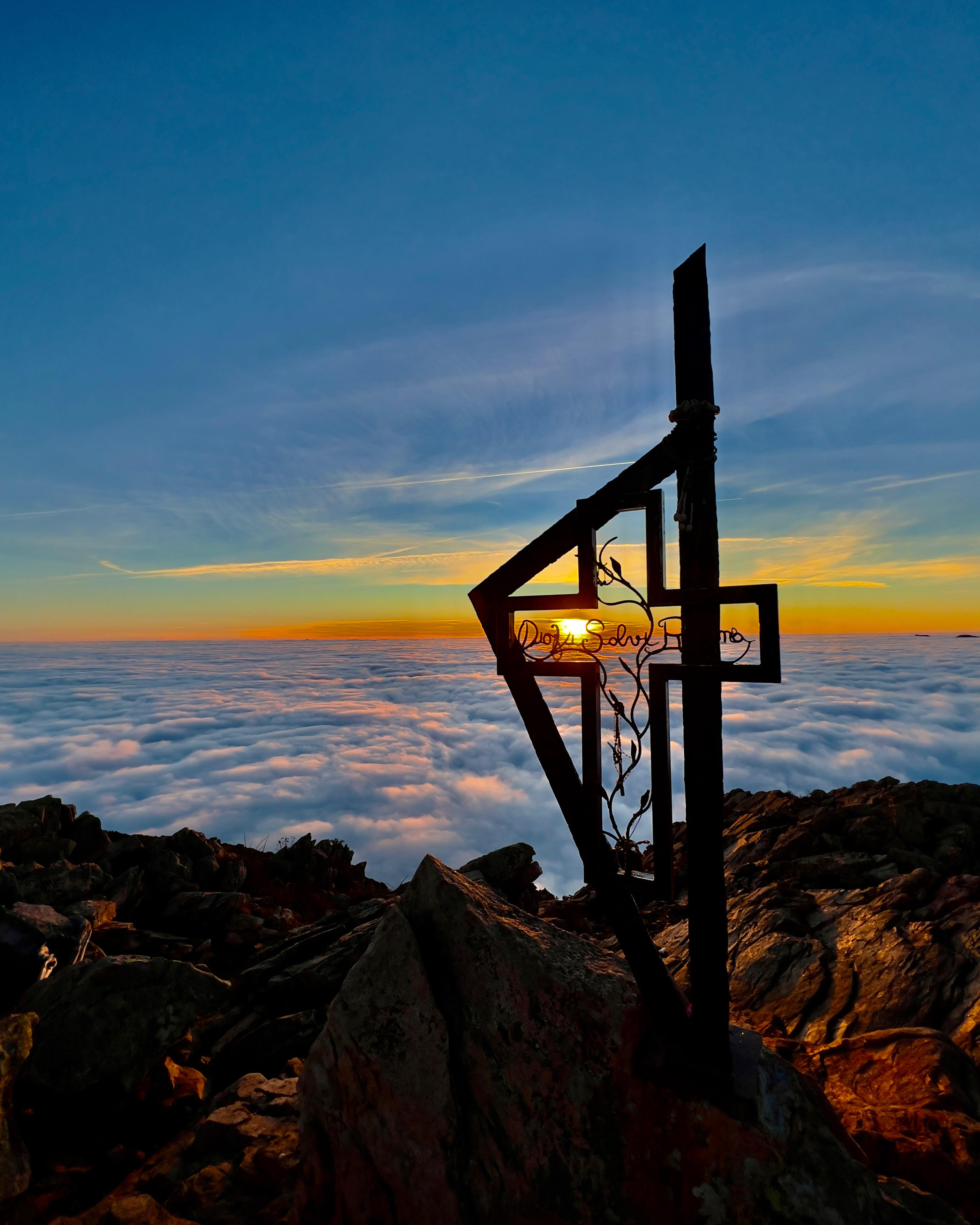 La photo du jour : l'Aragnascu au-dessus des nuages