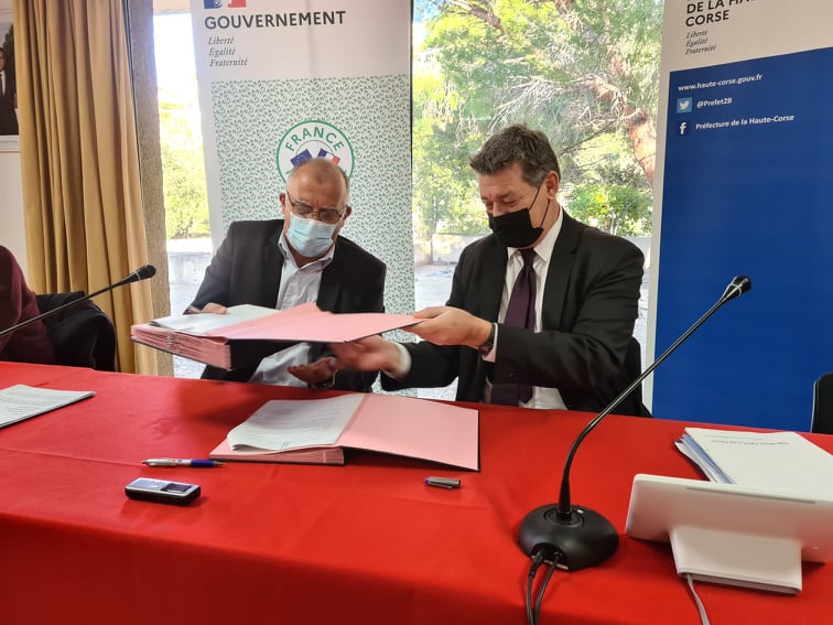 Patrick Sanguinetti et François Ravier signent le CRTE liant l'Etat au Cap Corse. Crédits Photo : Pierre-Manuel Pescetti