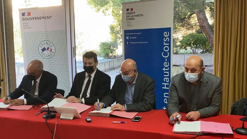 Les présidents du Pays de Balagne et des communautés de communes de Balagne ont signé leur PETR avec le préfet François Ravier ce vendredi 28 janvier. Crédits Photo : Préfecture de Haute-Corse