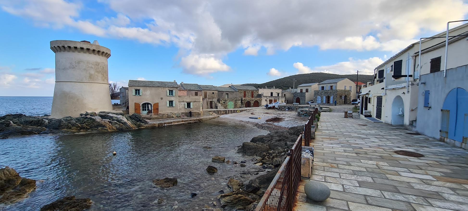 La photo du jour  : la tour restaurée de Tollare