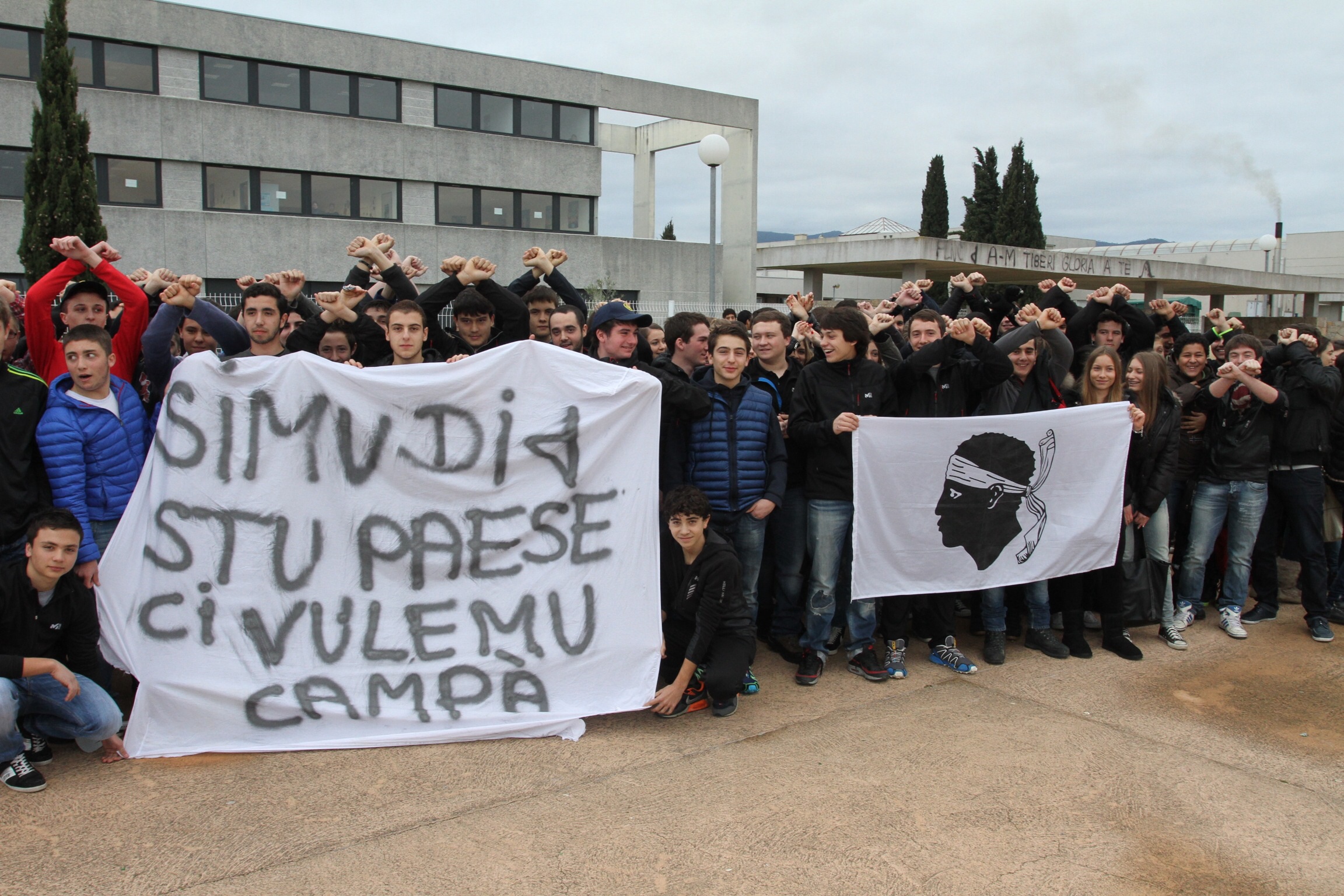 Les lycéens de la plaine ont manifesté ce matin devant les grilles de leur établissement(SG)
