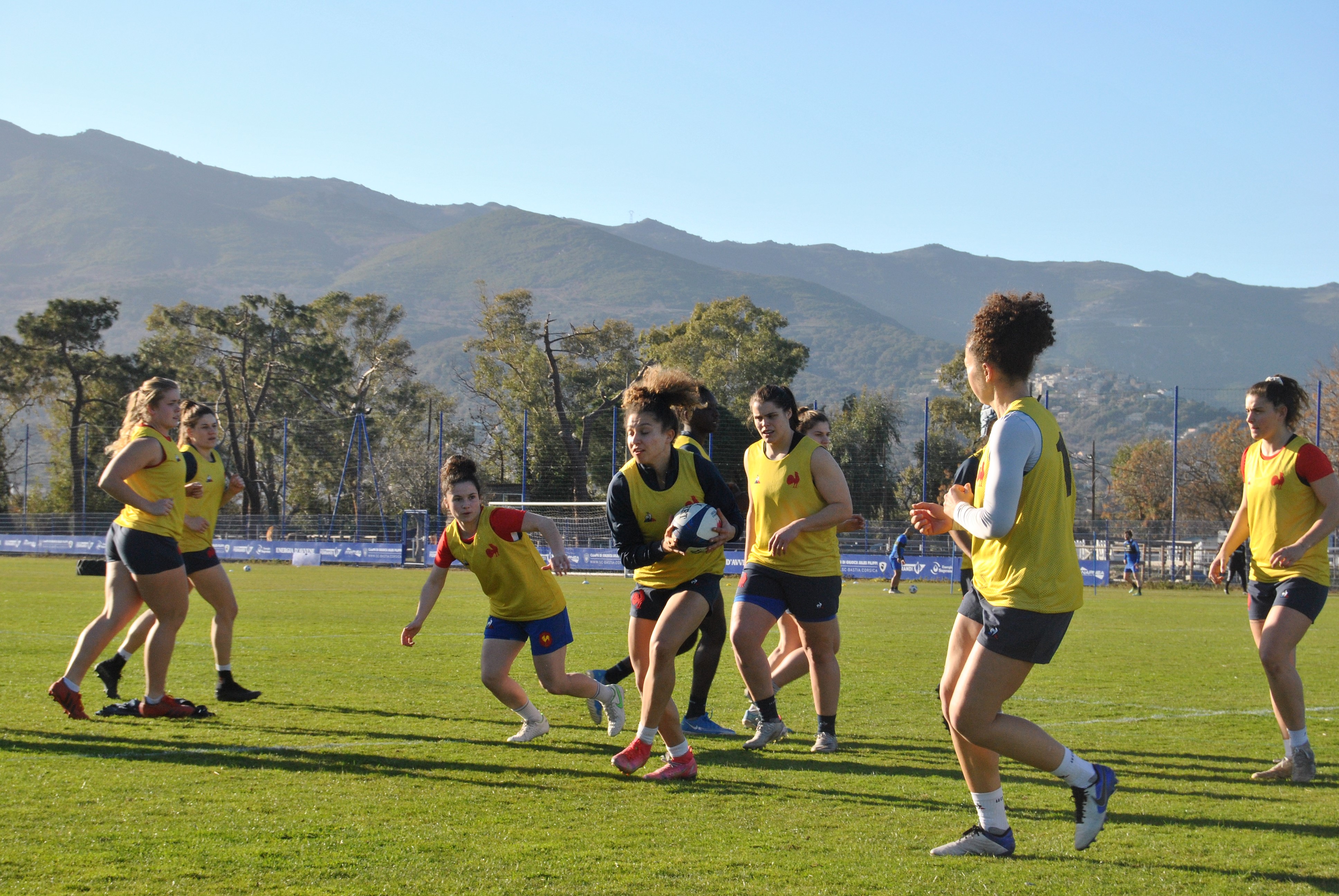 Les joueuses du XV de France enchaînent les sessions techniques, physiques et stratégiques, toutes avec une grande intensité. Crédits Photo : Pierre-Manuel Pescetti
