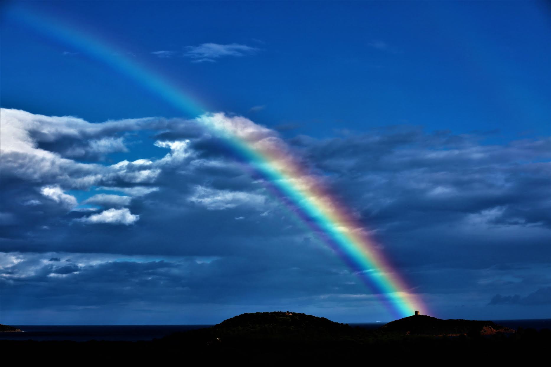 Aarc-en-ciel sur la tour de Pinareddu (Jean-François Agostini )