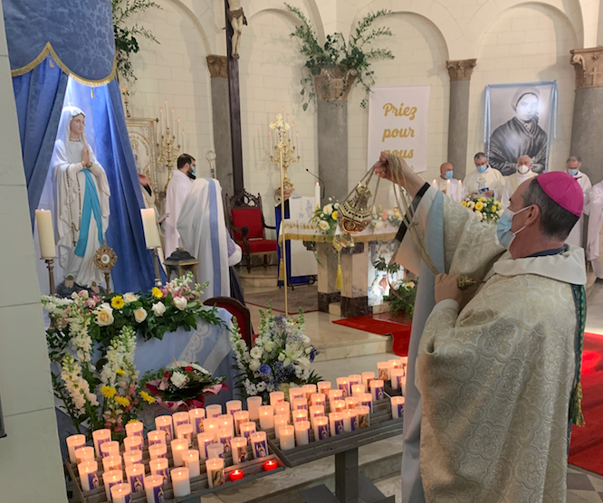 Mgr François Bustillo, évêque d’Ajaccio pour la Corse. devant la statue de la Vierge