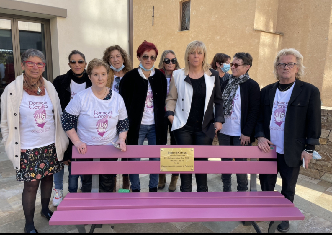 Marie-Hélène Padovani et Laetitia Costantini entourées pr les bénévoles de l’association et les élues municipales