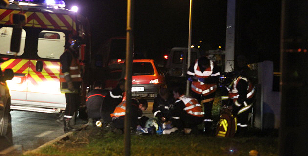Le choc violent a occasionné de sérieuses blessures au pilote de la moto. (Photo Stéphane Gamant).