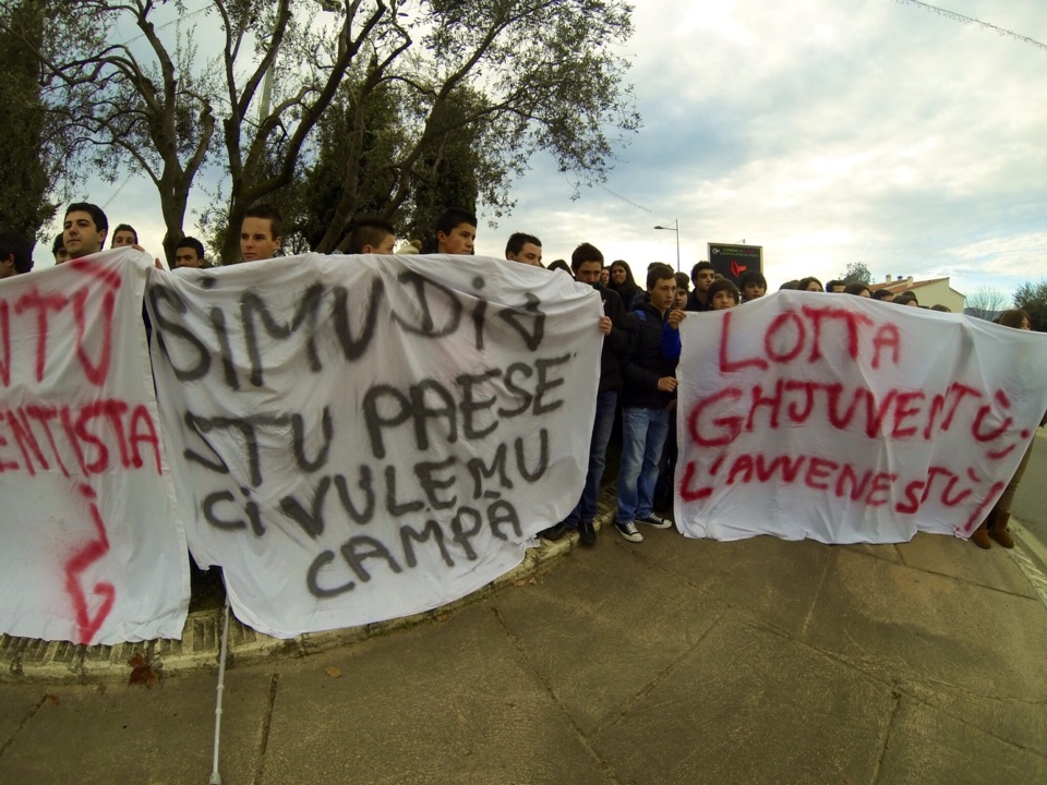 Rassemblés sur le parking du lycée, les étudiants expriment leur mécontentement. (Photo Stéphane Gamant)