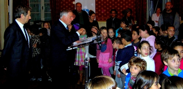 Les jeunes élèves accompagnés de leur famille étaient rassemblés jeudi dans les salons Napoléoniens autour du maire d'Ajaccio et des principaux partenaires du dispositif. (Photo : Yannis-Christophe Garcia)