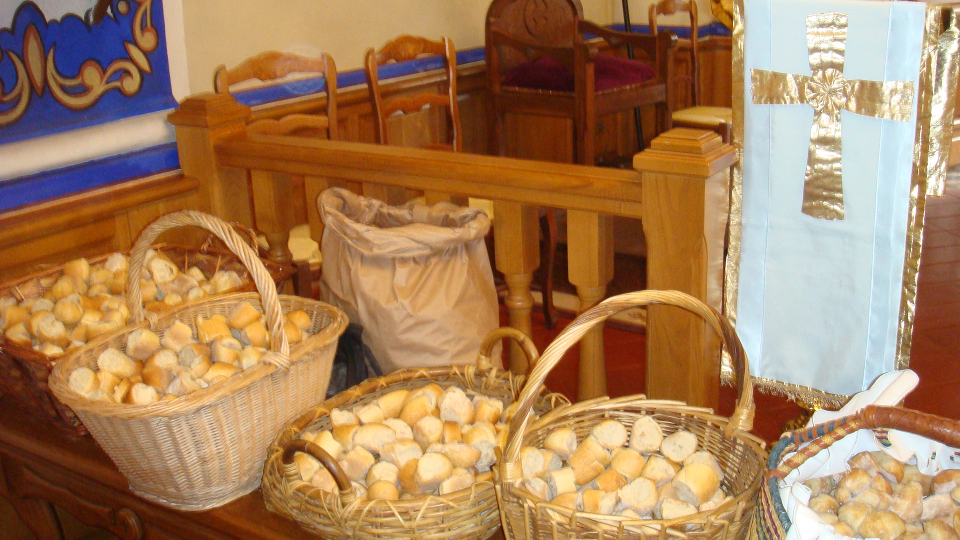 Incarnant le sens du partage prôné par Saint Antoine, les petits pains bénis ont été distribués aux fidèles. (Photo SG).