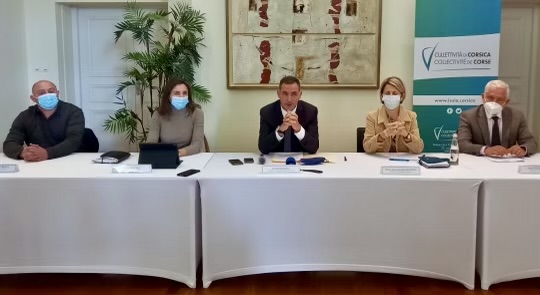 Gilles Simeoni, entouré de la présidente de l'Assemblée de Corse, Nanette Maupertuis, et des conseillers exécutifs.