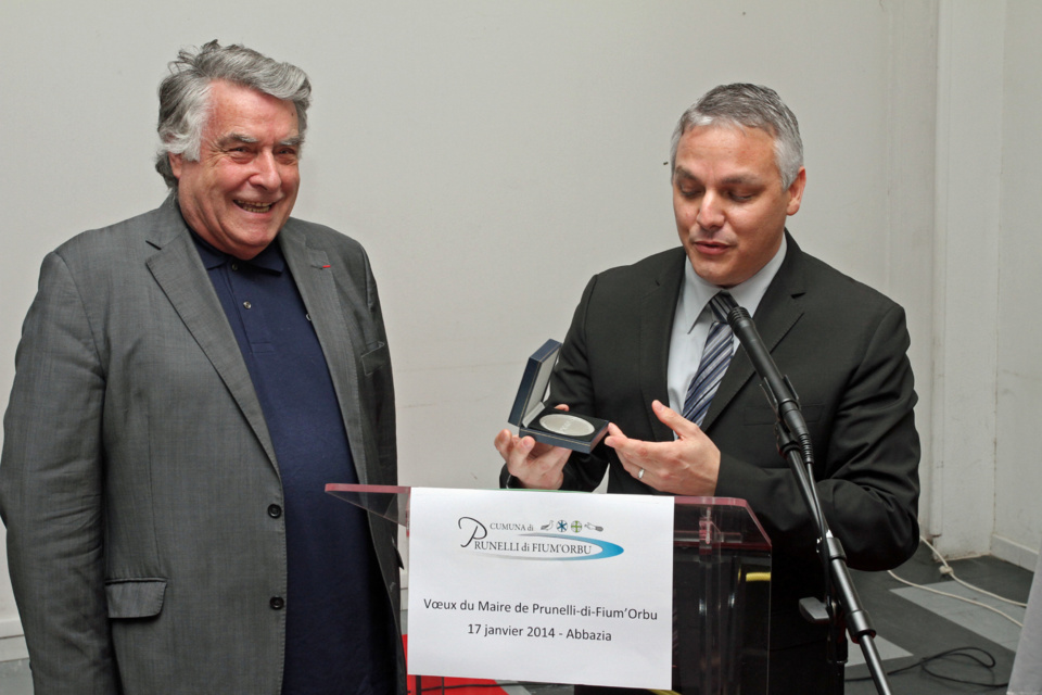 François Grimaldi qui vient d'être nommé Chevalier de la Légion d'honneur s'est vu remettre la médaille de la commune de Prunelli di Fium'orbu (photo Stéphane Gamant).
