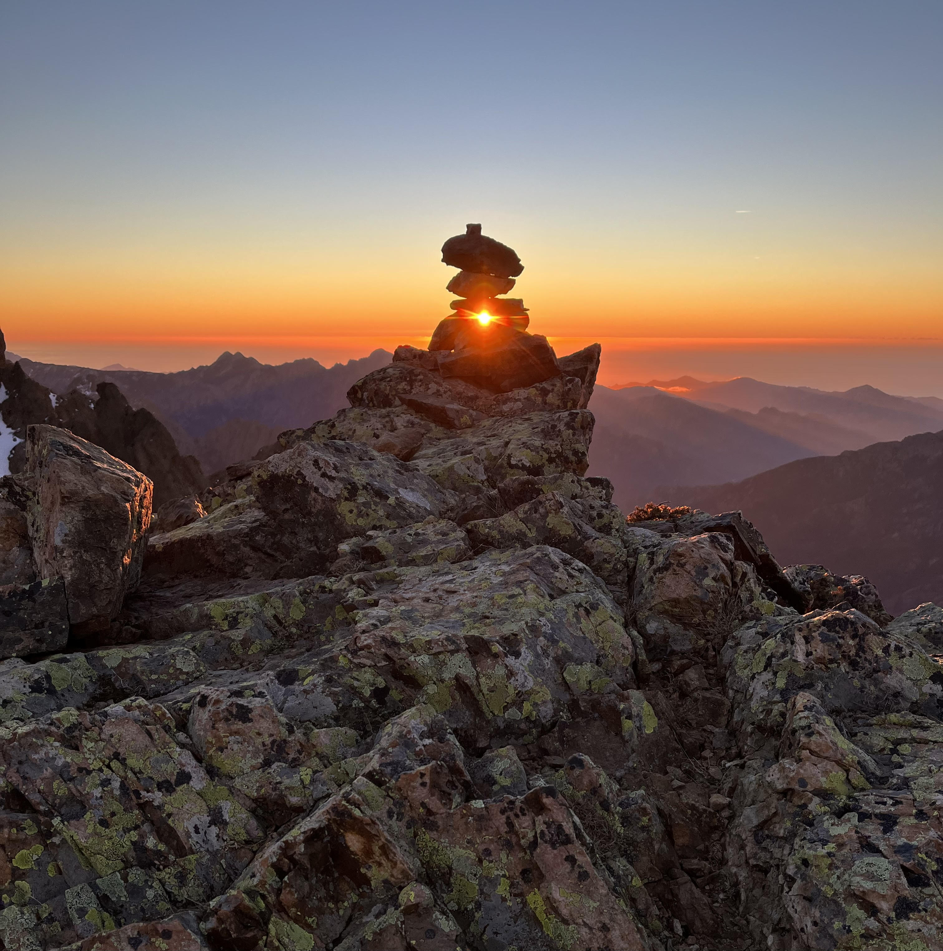 La photo du jour : quand le soleil levant transperce la montagne d'Asco
