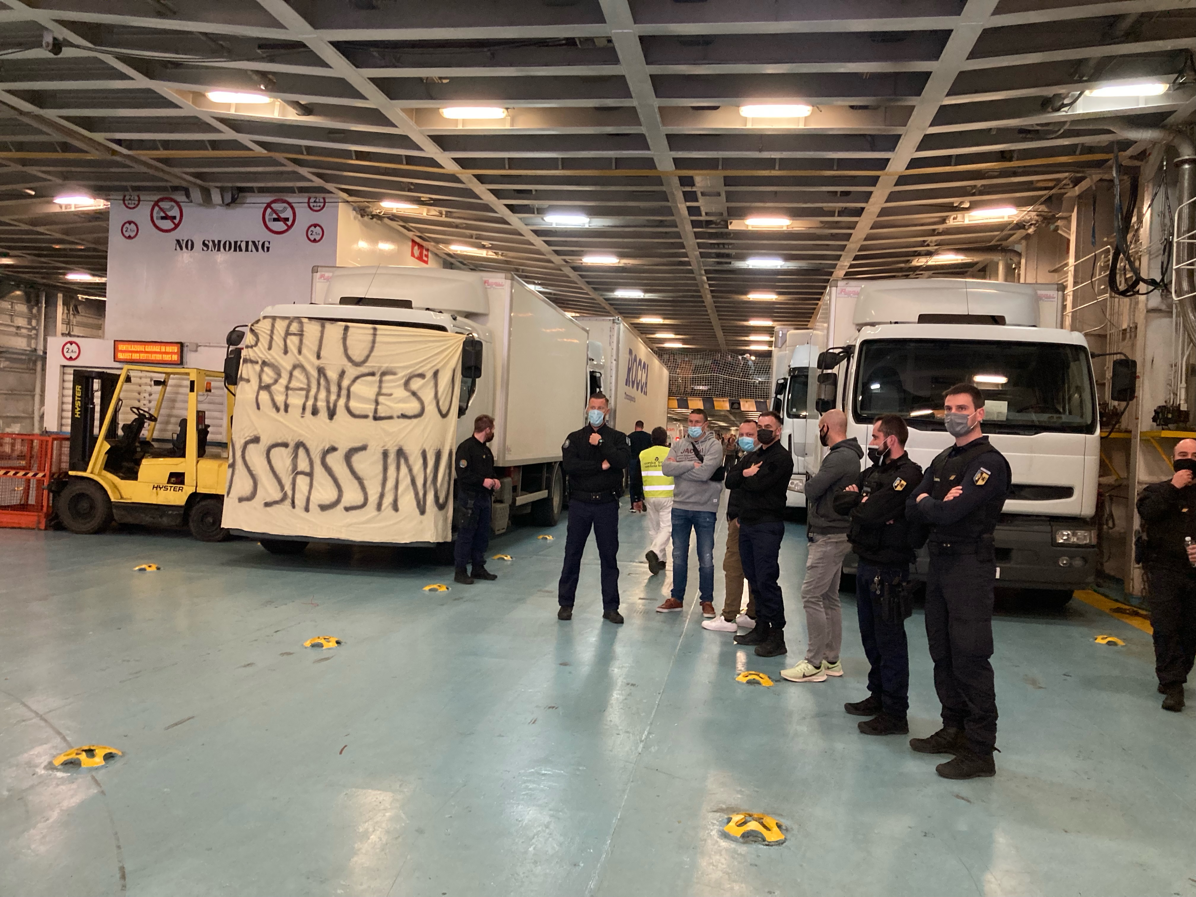 Les gendarmes et leurs véhicules dans le garage du navire (Photo Michel Luccioni)