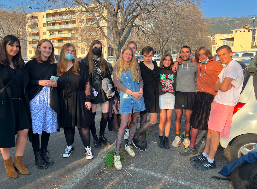 Lesia Rogliano et les élèves en jupe