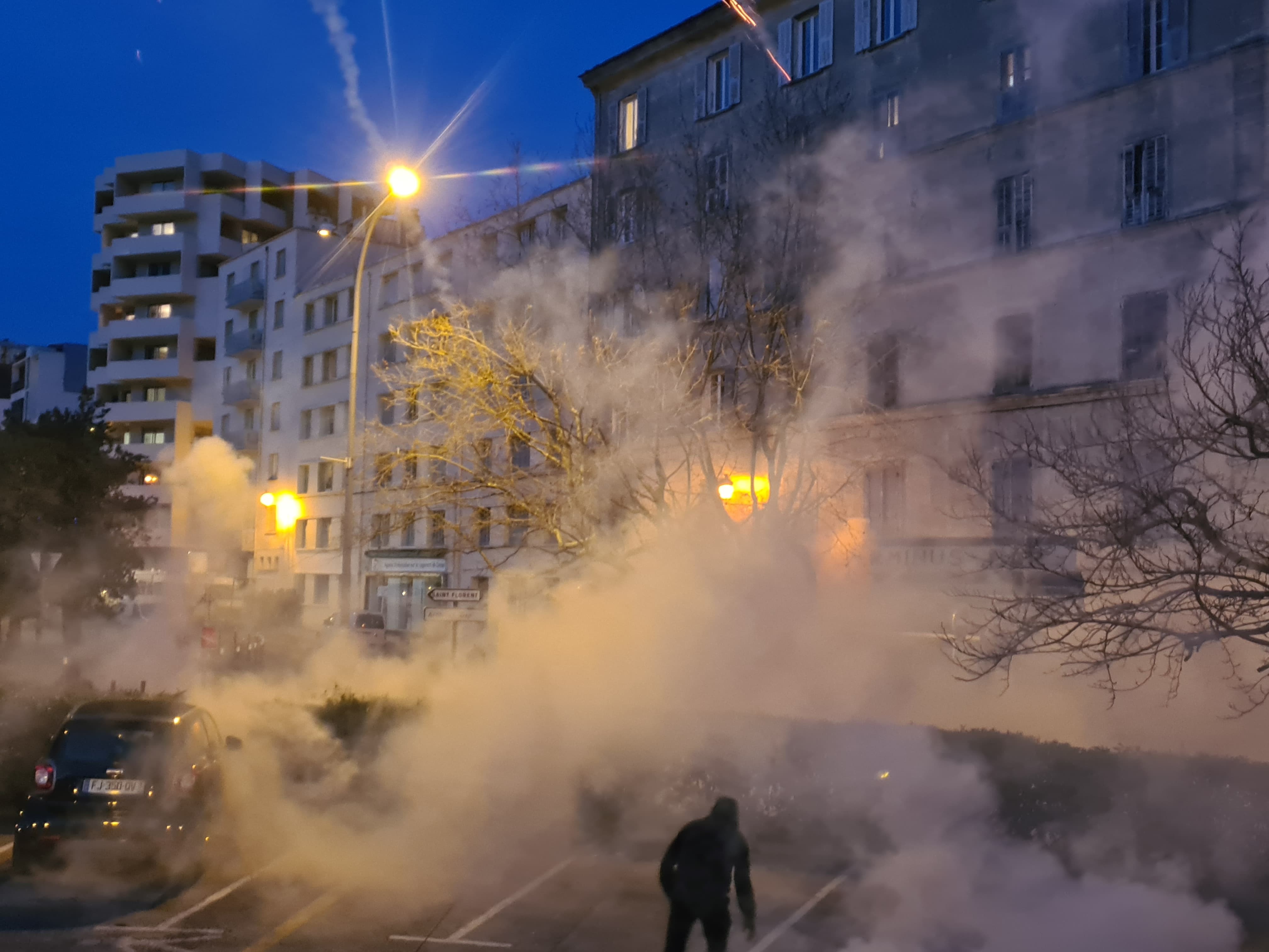 Les abords de la préfecture de Bastia encore enfumées par les gaz lacrymogènes ce jeudi 10 mars. Crédits Photo : Pierre-Manuel Pescetti